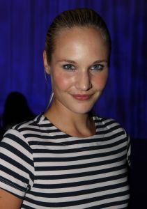 13-09-2010 SHOWBIZZ; JOS RAAK GEEFT WEER MODESHOW IN WESTELIJKE GASFABRIEK AMSTERDAM. Meer dan 600 modemensen kwamen door weer en wind opdraven om te genieten van de mode uit de winkels van Jos Raak. Als vanouds liepen er weer bekenden mee op de witte catwalk, oa. Lieke van Lexmond en Froukje de Both. 
foto: Albert den Iseger