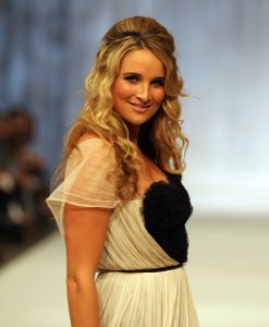 13-09-2010 SHOWBIZZ; JOS RAAK GEEFT WEER MODESHOW IN WESTELIJKE GASFABRIEK AMSTERDAM. Meer dan 600 modemensen kwamen door weer en wind opdraven om te genieten van de mode uit de winkels van Jos Raak. Als vanouds liepen er weer bekenden mee op de witte catwalk, oa. Lieke van Lexmond en Froukje de Both. 
foto: Albert den Iseger