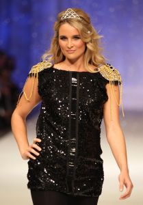 13-09-2010 SHOWBIZZ; JOS RAAK GEEFT WEER MODESHOW IN WESTELIJKE GASFABRIEK AMSTERDAM. Meer dan 600 modemensen kwamen door weer en wind opdraven om te genieten van de mode uit de winkels van Jos Raak. Als vanouds liepen er weer bekenden mee op de witte catwalk, oa. Lieke van Lexmond en Froukje de Both. 
foto: Albert den Iseger