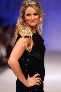 13-09-2010 SHOWBIZZ; JOS RAAK GEEFT WEER MODESHOW IN WESTELIJKE GASFABRIEK AMSTERDAM. Meer dan 600 modemensen kwamen door weer en wind opdraven om te genieten van de mode uit de winkels van Jos Raak. Als vanouds liepen er weer bekenden mee op de witte catwalk, oa. Lieke van Lexmond en Froukje de Both. 
foto: Albert den Iseger