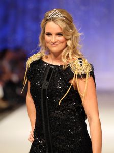 13-09-2010 SHOWBIZZ; JOS RAAK GEEFT WEER MODESHOW IN WESTELIJKE GASFABRIEK AMSTERDAM. Meer dan 600 modemensen kwamen door weer en wind opdraven om te genieten van de mode uit de winkels van Jos Raak. Als vanouds liepen er weer bekenden mee op de witte catwalk, oa. Lieke van Lexmond en Froukje de Both. 
foto: Albert den Iseger