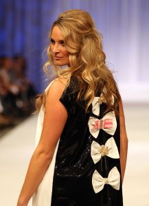 13-09-2010 SHOWBIZZ; JOS RAAK GEEFT WEER MODESHOW IN WESTELIJKE GASFABRIEK AMSTERDAM. Meer dan 600 modemensen kwamen door weer en wind opdraven om te genieten van de mode uit de winkels van Jos Raak. Als vanouds liepen er weer bekenden mee op de witte catwalk, oa. Lieke van Lexmond en Froukje de Both. 
foto: Albert den Iseger