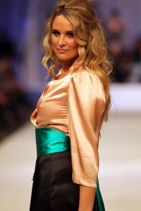 13-09-2010 SHOWBIZZ; JOS RAAK GEEFT WEER MODESHOW IN WESTELIJKE GASFABRIEK AMSTERDAM. Meer dan 600 modemensen kwamen door weer en wind opdraven om te genieten van de mode uit de winkels van Jos Raak. Als vanouds liepen er weer bekenden mee op de witte catwalk, oa. Lieke van Lexmond en Froukje de Both. 
foto: Albert den Iseger