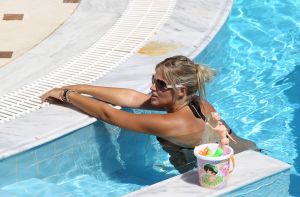 17-09-2010 SHOWBIZZ; JAN SMIT EN LIZA OP VAKANTIE OP ROMANTISCHE KRETA.  Jan Smit en Liza samen met Nick Schilder en Kristen Hofstee heel PRIVE op vakantie op zomers Kreta. Deze week het verhaal en de exclusieve foto s in weekblad Prive.
foto: Albert den Iseger.
