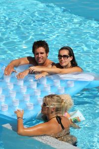 17-09-2010 SHOWBIZZ; JAN SMIT EN LIZA OP VAKANTIE OP ROMANTISCHE KRETA.  Jan Smit en Liza samen met Nick Schilder en Kristen Hofstee heel PRIVE op vakantie op zomers Kreta. Deze week het verhaal en de exclusieve foto s in weekblad Prive.
foto: Albert den Iseger.