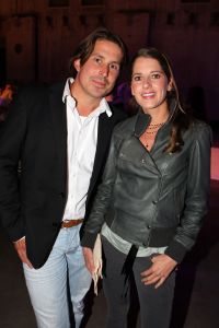 13-09-2010 SHOWBIZZ; JOS RAAK GEEFT WEER MODESHOW IN WESTELIJKE GASFABRIEK AMSTERDAM. Meer dan 600 modemensen kwamen door weer en wind opdraven om te genieten van de mode uit de winkels van Jos Raak. Als vanouds liepen er weer bekenden mee op de witte catwalk, oa. Lieke van Lexmond en Froukje de Both. 
foto: Albert den Iseger