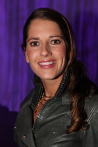 13-09-2010 SHOWBIZZ; JOS RAAK GEEFT WEER MODESHOW IN WESTELIJKE GASFABRIEK AMSTERDAM. Meer dan 600 modemensen kwamen door weer en wind opdraven om te genieten van de mode uit de winkels van Jos Raak. Als vanouds liepen er weer bekenden mee op de witte catwalk, oa. Lieke van Lexmond en Froukje de Both. 
foto: Albert den Iseger