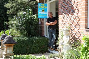 12-09-2010 SHOWBIZZ; TV KOK LONNY GERUNGAN IS WEER HELEMAAL TERUG. Nadat zijn wereldberoemde mandjes met kant en klare maaltijden  uit de schappen zijn verdwenen is Lonny terug met pracht product namelijk Samasaya. Barbara Plugge en ik gingen proeven bij Lonny thuis en wij waren overtuigd, Lonny is terug en gaat weer de wereld veroveren.
Het hele smaakvolle verhaal deze week in weekblad Prive.
foto: Albert den Iseger.