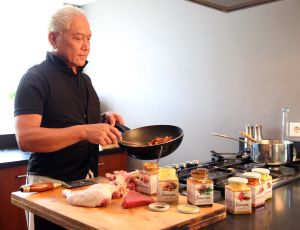 12-09-2010 SHOWBIZZ; TV KOK LONNY GERUNGAN IS WEER HELEMAAL TERUG. Nadat zijn wereldberoemde mandjes met kant en klare maaltijden  uit de schappen zijn verdwenen is Lonny terug met pracht product namelijk Samasaya. Barbara Plugge en ik gingen proeven bij Lonny thuis en wij waren overtuigd, Lonny is terug en gaat weer de wereld veroveren.
Het hele smaakvolle verhaal deze week in weekblad Prive.
foto: Albert den Iseger.