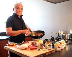 12-09-2010 SHOWBIZZ; TV KOK LONNY GERUNGAN IS WEER HELEMAAL TERUG. Nadat zijn wereldberoemde mandjes met kant en klare maaltijden  uit de schappen zijn verdwenen is Lonny terug met pracht product namelijk Samasaya. Barbara Plugge en ik gingen proeven bij Lonny thuis en wij waren overtuigd, Lonny is terug en gaat weer de wereld veroveren.
Het hele smaakvolle verhaal deze week in weekblad Prive.
foto: Albert den Iseger.
