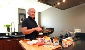 12-09-2010 SHOWBIZZ; TV KOK LONNY GERUNGAN IS WEER HELEMAAL TERUG. Nadat zijn wereldberoemde mandjes met kant en klare maaltijden  uit de schappen zijn verdwenen is Lonny terug met pracht product namelijk Samasaya. Barbara Plugge en ik gingen proeven bij Lonny thuis en wij waren overtuigd, Lonny is terug en gaat weer de wereld veroveren.
Het hele smaakvolle verhaal deze week in weekblad Prive.
foto: Albert den Iseger.