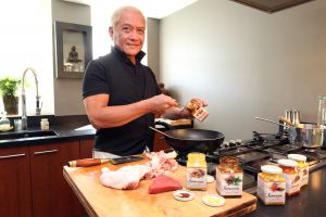 12-09-2010 SHOWBIZZ; TV KOK LONNY GERUNGAN IS WEER HELEMAAL TERUG. Nadat zijn wereldberoemde mandjes met kant en klare maaltijden  uit de schappen zijn verdwenen is Lonny terug met pracht product namelijk Samasaya. Barbara Plugge en ik gingen proeven bij Lonny thuis en wij waren overtuigd, Lonny is terug en gaat weer de wereld veroveren.
Het hele smaakvolle verhaal deze week in weekblad Prive.
foto: Albert den Iseger.