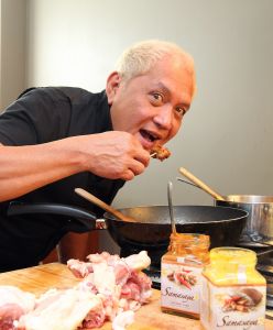 12-09-2010 SHOWBIZZ; TV KOK LONNY GERUNGAN IS WEER HELEMAAL TERUG. Nadat zijn wereldberoemde mandjes met kant en klare maaltijden  uit de schappen zijn verdwenen is Lonny terug met pracht product namelijk Samasaya. Barbara Plugge en ik gingen proeven bij Lonny thuis en wij waren overtuigd, Lonny is terug en gaat weer de wereld veroveren.
Het hele smaakvolle verhaal deze week in weekblad Prive.
foto: Albert den Iseger.