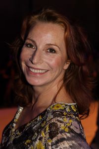 13-09-2010 SHOWBIZZ; JOS RAAK GEEFT WEER MODESHOW IN WESTELIJKE GASFABRIEK AMSTERDAM. Meer dan 600 modemensen kwamen door weer en wind opdraven om te genieten van de mode uit de winkels van Jos Raak. Als vanouds liepen er weer bekenden mee op de witte catwalk, oa. Lieke van Lexmond en Froukje de Both. 
foto: Albert den Iseger