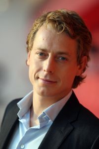 01-10-2010 SHOWBIZZ; GOEDE TIJDEN SLECHTE TIJDEN 2O JAAR. Op vrijdag 1 Oktober.de dag dat GTST officeel 20 jaar bestaan, is de nieuwe leader en het nieuwe logo voor het eerst te zien. Dat de serie na 20 jaar nog steeds erg HOT is bewijzen de kijkcijfers die elke dag meer dan 1 miljoen zijn. De feestweek word afgesloten met een groot feest en een huwelijksaanzoek in cafe de Koning.
Foto: Albert den Iseger