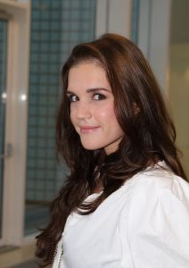 01-10-2010 SHOWBIZZ; GOEDE TIJDEN SLECHTE TIJDEN 2O JAAR. Op vrijdag 1 Oktober.de dag dat GTST officeel 20 jaar bestaan, is de nieuwe leader en het nieuwe logo voor het eerst te zien. Dat de serie na 20 jaar nog steeds erg HOT is bewijzen de kijkcijfers die elke dag meer dan 1 miljoen zijn. De feestweek word afgesloten met een groot feest en een huwelijksaanzoek in cafe de Koning.
Foto: Albert den Iseger