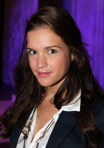 13-09-2010 SHOWBIZZ; JOS RAAK GEEFT WEER MODESHOW IN WESTELIJKE GASFABRIEK AMSTERDAM. Meer dan 600 modemensen kwamen door weer en wind opdraven om te genieten van de mode uit de winkels van Jos Raak. Als vanouds liepen er weer bekenden mee op de witte catwalk, oa. Lieke van Lexmond en Froukje de Both. 
foto: Albert den Iseger
