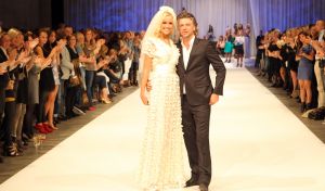 13-09-2010 SHOWBIZZ; JOS RAAK GEEFT WEER MODESHOW IN WESTELIJKE GASFABRIEK AMSTERDAM. Meer dan 600 modemensen kwamen door weer en wind opdraven om te genieten van de mode uit de winkels van Jos Raak. Als vanouds liepen er weer bekenden mee op de witte catwalk, oa. Lieke van Lexmond en Froukje de Both. 
foto: Albert den Iseger