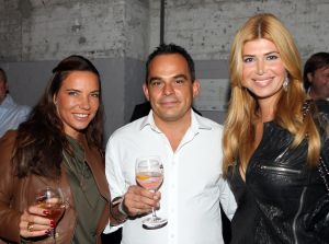 13-09-2010 SHOWBIZZ; JOS RAAK GEEFT WEER MODESHOW IN WESTELIJKE GASFABRIEK AMSTERDAM. Meer dan 600 modemensen kwamen door weer en wind opdraven om te genieten van de mode uit de winkels van Jos Raak. Als vanouds liepen er weer bekenden mee op de witte catwalk, oa. Lieke van Lexmond en Froukje de Both. 
foto: Albert den Iseger