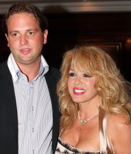 03-09-2010 SHOWBIZZ; PATRICIA PAAY KAN BIJNA OP ZOEK NAAR NIEUWE LOVER. De relatie van Patricia Paay en haar lover boy Nicky van Dam loopt op het einde als je de roddels mag geloven in de Cornelis Schuytstraat te Amsterdam. De moeder van Nicky van Dam is erg haar best aan het doen om Nicky los te roddelen van Patricia. Patricia en de moeder van Nicky zouden elkaar niet in een straat kunnen verdragen aldus een vriendin van de moeder. Nicky die een vastgoedprins genoemd word in de C.S. straat zou wel eens zeer binnenkort zijn spullen moeten gaan verhuizen aldus het circuit in de Oud Zuid straat. 
foto: Albert den Iseger.