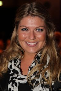 13-09-2010 SHOWBIZZ; JOS RAAK GEEFT WEER MODESHOW IN WESTELIJKE GASFABRIEK AMSTERDAM. Meer dan 600 modemensen kwamen door weer en wind opdraven om te genieten van de mode uit de winkels van Jos Raak. Als vanouds liepen er weer bekenden mee op de witte catwalk, oa. Lieke van Lexmond en Froukje de Both. 
foto: Albert den Iseger