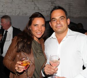 13-09-2010 SHOWBIZZ; JOS RAAK GEEFT WEER MODESHOW IN WESTELIJKE GASFABRIEK AMSTERDAM. Meer dan 600 modemensen kwamen door weer en wind opdraven om te genieten van de mode uit de winkels van Jos Raak. Als vanouds liepen er weer bekenden mee op de witte catwalk, oa. Lieke van Lexmond en Froukje de Both. 
foto: Albert den Iseger