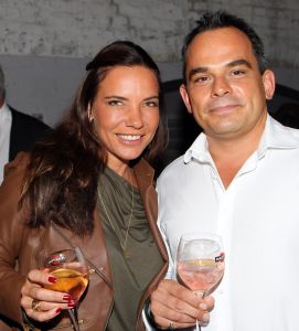 13-09-2010 SHOWBIZZ; JOS RAAK GEEFT WEER MODESHOW IN WESTELIJKE GASFABRIEK AMSTERDAM. Meer dan 600 modemensen kwamen door weer en wind opdraven om te genieten van de mode uit de winkels van Jos Raak. Als vanouds liepen er weer bekenden mee op de witte catwalk, oa. Lieke van Lexmond en Froukje de Both. 
foto: Albert den Iseger