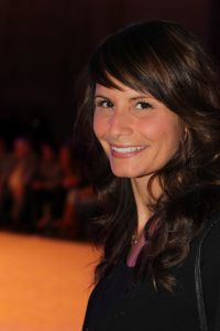 13-09-2010 SHOWBIZZ; JOS RAAK GEEFT WEER MODESHOW IN WESTELIJKE GASFABRIEK AMSTERDAM. Meer dan 600 modemensen kwamen door weer en wind opdraven om te genieten van de mode uit de winkels van Jos Raak. Als vanouds liepen er weer bekenden mee op de witte catwalk, oa. Lieke van Lexmond en Froukje de Both. 
foto: Albert den Iseger