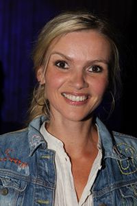 13-09-2010 SHOWBIZZ; JOS RAAK GEEFT WEER MODESHOW IN WESTELIJKE GASFABRIEK AMSTERDAM. Meer dan 600 modemensen kwamen door weer en wind opdraven om te genieten van de mode uit de winkels van Jos Raak. Als vanouds liepen er weer bekenden mee op de witte catwalk, oa. Lieke van Lexmond en Froukje de Both. 
foto: Albert den Iseger