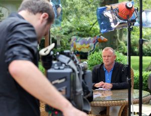 22-09-2011 SHOWBIZZ; CONSTANZA BREUKHOVEN VLUCHT UIT DE GOUDEN KOOI. Het 206 pagina-s schokkende boek is nu uit. Constanza heet per vandaag weer AMANDA MORALES  en weet heel goed wat zij wil. Constanza de pleegdochter van Connie en Hans van Breukhoven heeft op haar 36ste haar biografie geschreven. In de biografie worden alle geheimen prijsgegeven die zich binnen de muren van de Gouden Kooi plaats vonden. Amanda Morales wil met de opbrengst van dit boek haar zusje gaan zoeken die zich waarschijnlijk in de USA bevind .Lees deze biografie die U een ander beeld zal geven van de glamour familie uit Wassenaar.
foto: Albert den Iseger.