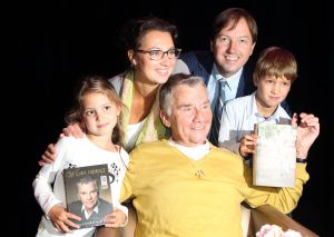 14-09-2011 SHOWBIZZ; WILLEM NIJHOLT  SCHRIJFT EIGEN AUTOBIOGRAFIE MET BRONZEND HART. De 77 jarige Willen Nijhold had nooit aan een autobiografie gedacht maar is dan dan toch gekomen samen met een box van 10 dvd_s. Het is een soort bloemlezing van de brieven aan Hella Haasse zo vertelde Willem mij. De twee konden elkaar van het tv programma van Rik Felderhof uit 1996. Joop van den Ende kreeg het eerste boek en Willem kreeg de eerste dvd box van Joop.
foto: Albert den Iseger.