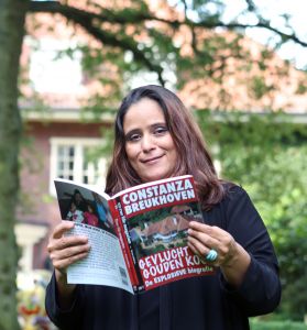 22-09-2011 SHOWBIZZ; CONSTANZA BREUKHOVEN VLUCHT UIT DE GOUDEN KOOI. Het 206 pagina-s schokkende boek is nu uit. Constanza heet per vandaag weer AMANDA MORALES  en weet heel goed wat zij wil. Constanza de pleegdochter van Connie en Hans van Breukhoven heeft op haar 36ste haar biografie geschreven. In de biografie worden alle geheimen prijsgegeven die zich binnen de muren van de Gouden Kooi plaats vonden. Amanda Morales wil met de opbrengst van dit boek haar zusje gaan zoeken die zich waarschijnlijk in de USA bevind .Lees deze biografie die U een ander beeld zal geven van de glamour familie uit Wassenaar.
foto: Albert den Iseger.