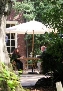 22-09-2011 SHOWBIZZ; CONSTANZA BREUKHOVEN VLUCHT UIT DE GOUDEN KOOI. Het 206 pagina-s schokkende boek is nu uit. Constanza heet per vandaag weer AMANDA MORALES  en weet heel goed wat zij wil. Constanza de pleegdochter van Connie en Hans van Breukhoven heeft op haar 36ste haar biografie geschreven. In de biografie worden alle geheimen prijsgegeven die zich binnen de muren van de Gouden Kooi plaats vonden. Amanda Morales wil met de opbrengst van dit boek haar zusje gaan zoeken die zich waarschijnlijk in de USA bevind .Lees deze biografie die U een ander beeld zal geven van de glamour familie uit Wassenaar.
foto: Albert den Iseger.