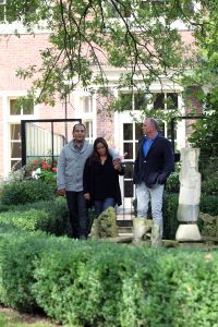 22-09-2011 SHOWBIZZ; CONSTANZA BREUKHOVEN VLUCHT UIT DE GOUDEN KOOI. Het 206 pagina-s schokkende boek is nu uit. Constanza heet per vandaag weer AMANDA MORALES  en weet heel goed wat zij wil. Constanza de pleegdochter van Connie en Hans van Breukhoven heeft op haar 36ste haar biografie geschreven. In de biografie worden alle geheimen prijsgegeven die zich binnen de muren van de Gouden Kooi plaats vonden. Amanda Morales wil met de opbrengst van dit boek haar zusje gaan zoeken die zich waarschijnlijk in de USA bevind .Lees deze biografie die U een ander beeld zal geven van de glamour familie uit Wassenaar.
foto: Albert den Iseger.