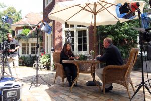 22-09-2011 SHOWBIZZ; CONSTANZA BREUKHOVEN VLUCHT UIT DE GOUDEN KOOI. Het 206 pagina-s schokkende boek is nu uit. Constanza heet per vandaag weer AMANDA MORALES  en weet heel goed wat zij wil. Constanza de pleegdochter van Connie en Hans van Breukhoven heeft op haar 36ste haar biografie geschreven. In de biografie worden alle geheimen prijsgegeven die zich binnen de muren van de Gouden Kooi plaats vonden. Amanda Morales wil met de opbrengst van dit boek haar zusje gaan zoeken die zich waarschijnlijk in de USA bevind .Lees deze biografie die U een ander beeld zal geven van de glamour familie uit Wassenaar.
foto: Albert den Iseger.
