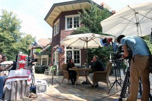 22-09-2011 SHOWBIZZ; CONSTANZA BREUKHOVEN VLUCHT UIT DE GOUDEN KOOI. Het 206 pagina-s schokkende boek is nu uit. Constanza heet per vandaag weer AMANDA MORALES  en weet heel goed wat zij wil. Constanza de pleegdochter van Connie en Hans van Breukhoven heeft op haar 36ste haar biografie geschreven. In de biografie worden alle geheimen prijsgegeven die zich binnen de muren van de Gouden Kooi plaats vonden. Amanda Morales wil met de opbrengst van dit boek haar zusje gaan zoeken die zich waarschijnlijk in de USA bevind .Lees deze biografie die U een ander beeld zal geven van de glamour familie uit Wassenaar.
foto: Albert den Iseger.