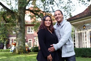 22-09-2011 SHOWBIZZ; CONSTANZA BREUKHOVEN VLUCHT UIT DE GOUDEN KOOI. Het 206 pagina-s schokkende boek is nu uit. Constanza heet per vandaag weer AMANDA MORALES  en weet heel goed wat zij wil. Constanza de pleegdochter van Connie en Hans van Breukhoven heeft op haar 36ste haar biografie geschreven. In de biografie worden alle geheimen prijsgegeven die zich binnen de muren van de Gouden Kooi plaats vonden. Amanda Morales wil met de opbrengst van dit boek haar zusje gaan zoeken die zich waarschijnlijk in de USA bevind .Lees deze biografie die U een ander beeld zal geven van de glamour familie uit Wassenaar.
foto: Albert den Iseger.