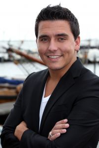 18-09-2011 SHOWBIZZ; JAN SMIT WORD PRESENTATOR VANHET PROGRAMMA DE  BESTE ZANGER VAN NEDERLAND. Het vierde seizoen wordt net als de eerste serie 2009 opgenomen in Spanje Ibiza. De namen die mee doen zijn; Ruth Jacott_Yes R_Freek Bartels_Gerard Joling_ Nikki Kerkhof_Berget Lewis en Peter Beense. Wanneer de TROS deze serie zal gaan uitzenden is nog niet bekend. De gehele crew zal ongeveer een week op IBIZA verblijven. Waarom acteur Victor Reinier die de laatste 2 serie_s als presentator fungeerde niet ook deze doet is niet bekend gemaakt. Aan de kwaliteiten van JAN SMIT als presentator hoeft men niet te twijfelen, dat zit meer dan snor. Het gehele team heeft er zin in en kijkt al uit naar de datum van vertrek.
foto: Albert den Iseger.