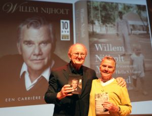 14-09-2011 SHOWBIZZ; WILLEM NIJHOLT  SCHRIJFT EIGEN AUTOBIOGRAFIE MET BRONZEND HART. De 77 jarige Willen Nijhold had nooit aan een autobiografie gedacht maar is dan dan toch gekomen samen met een box van 10 dvd_s. Het is een soort bloemlezing van de brieven aan Hella Haasse zo vertelde Willem mij. De twee konden elkaar van het tv programma van Rik Felderhof uit 1996. Joop van den Ende kreeg het eerste boek en Willem kreeg de eerste dvd box van Joop.
foto: Albert den Iseger.