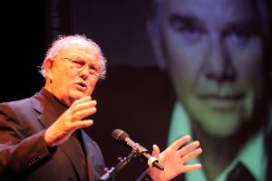 14-09-2011 SHOWBIZZ; WILLEM NIJHOLT  SCHRIJFT EIGEN AUTOBIOGRAFIE MET BRONZEND HART. De 77 jarige Willen Nijhold had nooit aan een autobiografie gedacht maar is dan dan toch gekomen samen met een box van 10 dvd_s. Het is een soort bloemlezing van de brieven aan Hella Haasse zo vertelde Willem mij. De twee konden elkaar van het tv programma van Rik Felderhof uit 1996. Joop van den Ende kreeg het eerste boek en Willem kreeg de eerste dvd box van Joop.
foto: Albert den Iseger.