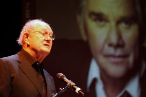 14-09-2011 SHOWBIZZ; WILLEM NIJHOLT  SCHRIJFT EIGEN AUTOBIOGRAFIE MET BRONZEND HART. De 77 jarige Willen Nijhold had nooit aan een autobiografie gedacht maar is dan dan toch gekomen samen met een box van 10 dvd_s. Het is een soort bloemlezing van de brieven aan Hella Haasse zo vertelde Willem mij. De twee konden elkaar van het tv programma van Rik Felderhof uit 1996. Joop van den Ende kreeg het eerste boek en Willem kreeg de eerste dvd box van Joop.
foto: Albert den Iseger.