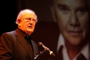 14-09-2011 SHOWBIZZ; WILLEM NIJHOLT  SCHRIJFT EIGEN AUTOBIOGRAFIE MET BRONZEND HART. De 77 jarige Willen Nijhold had nooit aan een autobiografie gedacht maar is dan dan toch gekomen samen met een box van 10 dvd_s. Het is een soort bloemlezing van de brieven aan Hella Haasse zo vertelde Willem mij. De twee konden elkaar van het tv programma van Rik Felderhof uit 1996. Joop van den Ende kreeg het eerste boek en Willem kreeg de eerste dvd box van Joop.
foto: Albert den Iseger.