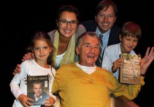 14-09-2011 SHOWBIZZ; WILLEM NIJHOLT  SCHRIJFT EIGEN AUTOBIOGRAFIE MET BRONZEND HART. De 77 jarige Willen Nijhold had nooit aan een autobiografie gedacht maar is dan dan toch gekomen samen met een box van 10 dvd_s. Het is een soort bloemlezing van de brieven aan Hella Haasse zo vertelde Willem mij. De twee konden elkaar van het tv programma van Rik Felderhof uit 1996. Joop van den Ende kreeg het eerste boek en Willem kreeg de eerste dvd box van Joop.
foto: Albert den Iseger.