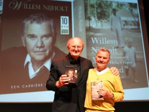 14-09-2011 SHOWBIZZ; WILLEM NIJHOLT  SCHRIJFT EIGEN AUTOBIOGRAFIE MET BRONZEND HART. De 77 jarige Willen Nijhold had nooit aan een autobiografie gedacht maar is dan dan toch gekomen samen met een box van 10 dvd_s. Het is een soort bloemlezing van de brieven aan Hella Haasse zo vertelde Willem mij. De twee konden elkaar van het tv programma van Rik Felderhof uit 1996. Joop van den Ende kreeg het eerste boek en Willem kreeg de eerste dvd box van Joop.
foto: Albert den Iseger.