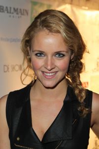 19-09-2011 SHOWBIZZ; MODESHOW VAN JOS VAN RAAK VOOR DE NEGENDE KEER IN AMSTERDAM. Niet meer weg te denken in de fashion scene van 2011, de shows van Jos van Raak. Ook dit keer weer BNers op de catwalk oa. Quinty Trustfull, Froukje de Both en Irene van de Laar. De meest waanzinnige creaties kwamen voorbij en de vintage jurken van RAAK signature was echt het moment dat de mensen uit hun dak gingen.
foto: Albert den Iseger