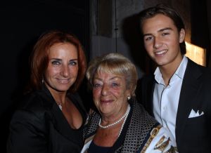 19-09-2011 SHOWBIZZ; MODESHOW VAN JOS VAN RAAK VOOR DE NEGENDE KEER IN AMSTERDAM. Niet meer weg te denken in de fashion scene van 2011, de shows van Jos van Raak. Ook dit keer weer BNers op de catwalk oa. Quinty Trustfull, Froukje de Both en Irene van de Laar. De meest waanzinnige creaties kwamen voorbij en de vintage jurken van RAAK signature was echt het moment dat de mensen uit hun dak gingen.
foto: Albert den Iseger