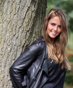 08-09-2011 SHOWBIZZ; MONIQUE SMIT HEEFT AL HUWELIJKS STRESS VOOR BROER JAN. Monique is druk bezig met kleding-planning en cadeaus voor Jan en Liza. Wat een gestress voor 17 November, de trouwdata van Jan en Liza. Spontaan en met een zwoele lach vertelde Monique haar stress problemen aan Yvonne Hoebe die het uitwerkte tot een mooi verhaal. Deze week in uw weekblad Prive.
foto Albert den Iseger