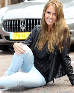 08-09-2011 SHOWBIZZ; MONIQUE SMIT HEEFT AL HUWELIJKS STRESS VOOR BROER JAN. Monique is druk bezig met kleding-planning en cadeaus voor Jan en Liza. Wat een gestress voor 17 November, de trouwdata van Jan en Liza. Spontaan en met een zwoele lach vertelde Monique haar stress problemen aan Yvonne Hoebe die het uitwerkte tot een mooi verhaal. Deze week in uw weekblad Prive.
foto Albert den Iseger
