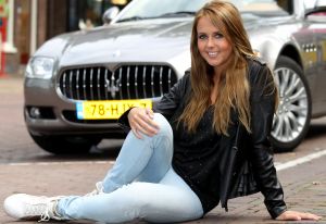 08-09-2011 SHOWBIZZ; MONIQUE SMIT HEEFT AL HUWELIJKS STRESS VOOR BROER JAN. Monique is druk bezig met kleding-planning en cadeaus voor Jan en Liza. Wat een gestress voor 17 November, de trouwdata van Jan en Liza. Spontaan en met een zwoele lach vertelde Monique haar stress problemen aan Yvonne Hoebe die het uitwerkte tot een mooi verhaal. Deze week in uw weekblad Prive.
foto Albert den Iseger