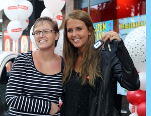 08-09-2011 SHOWBIZZ; MONIQUE SMIT HEEFT AL HUWELIJKS STRESS VOOR BROER JAN. Monique is druk bezig met kleding-planning en cadeaus voor Jan en Liza. Wat een gestress voor 17 November, de trouwdata van Jan en Liza. Spontaan en met een zwoele lach vertelde Monique haar stress problemen aan Yvonne Hoebe die het uitwerkte tot een mooi verhaal. Deze week in uw weekblad Prive.
foto Albert den Iseger